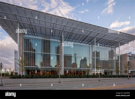 Art Institute of Chicago Modern Wing, designed by Renzo Piano, opened ...