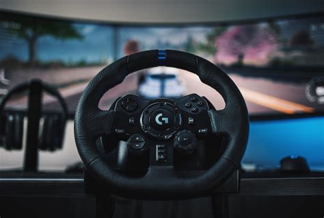 Logitech's G923 racing wheel makes you feel every curve of the road ...