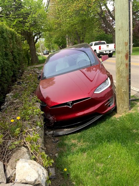 The only Founder Series Tesla Model X in Eastern Canada crashes, driver does not blame Autopilot