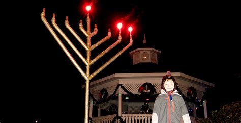 Menorah lighting ceremony downtown heralds Hanukkah