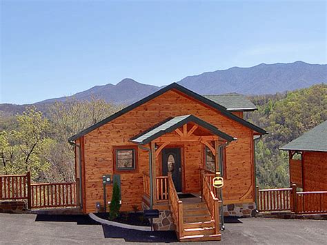 Gatlinburg Falls- Our Cabin Stay Was Amazing! Check out my review! | The Small Things