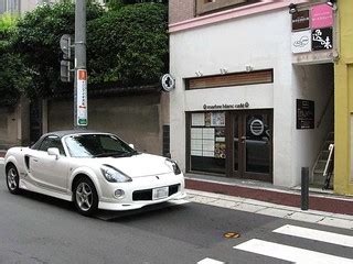 white car in front of a small white cafe.jpg | midorisyu | Flickr