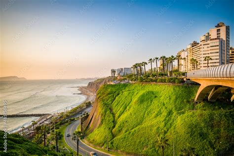 Miraflores, Lima: Foto panoramica del Malecón de Miraflores en la ciudad de Lima, capital de ...