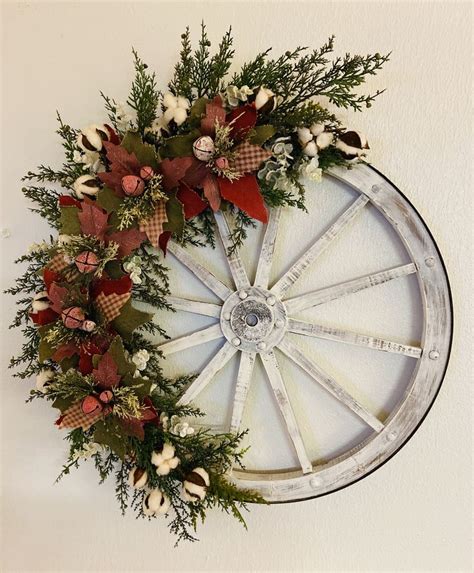 Wagon Wheel Christmas Wreath | Christmas wreath frames, Holiday wreaths ...