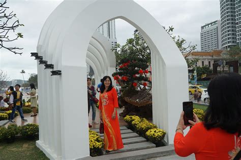 Người dân, du khách nô nức check-in tháp Trầm Hương Nha Trang