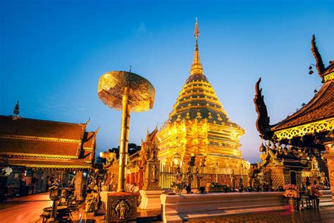 Wat Phra That Doi Suthep illuminated, Chiang Mai, Thailand - MOCHILEROS VIAJEROS