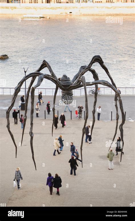 Sculpture "Mother" by Louise Bourgeois of a giant spider in front of Tate Modern Stock Photo - Alamy