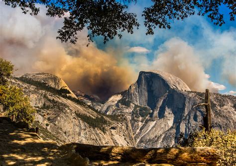 Yosemite wildfires force mass evacuation of tourists