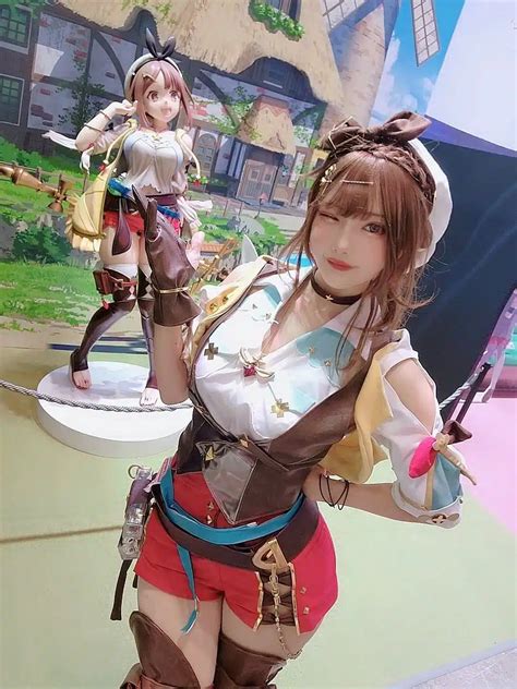 Ryza from Atelier Ryza gets a buff on his thighs with this cosplay