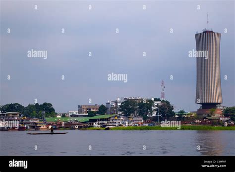 Skyline de Brazzaville sur le fleuve Congo au premier plan, la République du Congo, Afrique ...