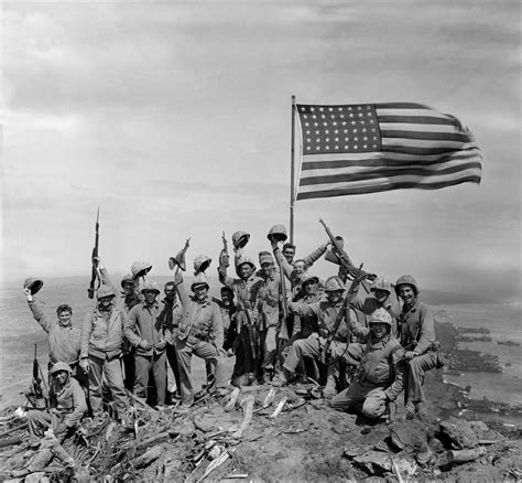 ギャラリー：硫黄島、摺鉢山に米国旗を掲げた兵士たち 写真6点 | ナショナルジオグラフィック日本版サイト