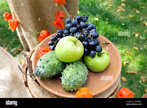 Still life with fruit. The composition of natural fruit Stock Photo - Alamy