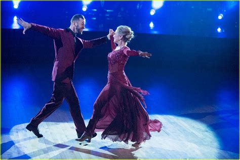 Maureen McCormick & Artem Chigvintsev Dance the Viennese Waltz on 'DWTS ...