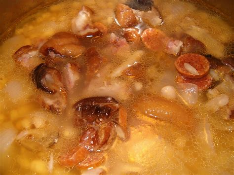 Bean soup with smoked pork hocks