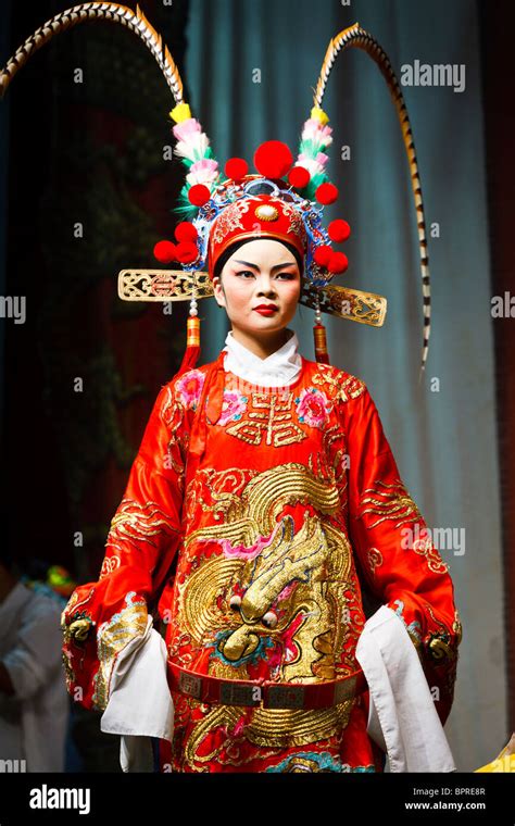 Traditional clothes hong kong hi-res stock photography and images - Alamy