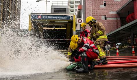 Rain pouring onto Hong Kong and southern China floods city streets ...