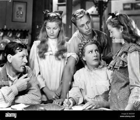 I REMEMBER MAMA (1948) IRENE DUNNE IRMA 003P L Stock Photo: 29178318 ...