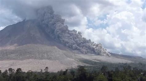 Pyroclastic flow on Sinabung volcano, Indonesia, 27 July 2015 - YouTube