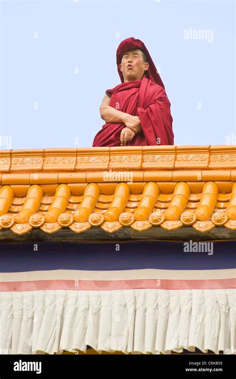 Tibetan monks chanting hi-res stock photography and images - Alamy