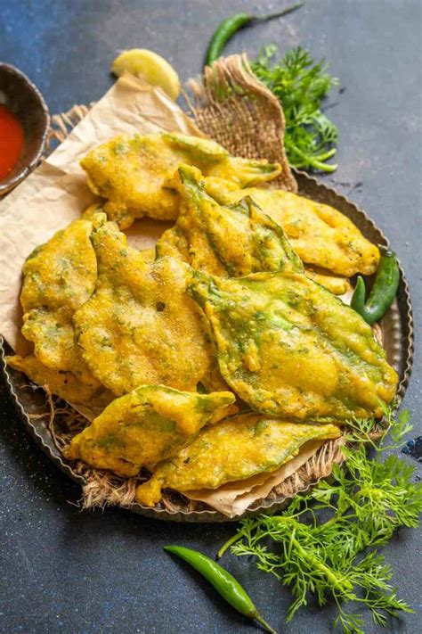 Palak Pakora Recipe (Spinach Fritters) - Whiskaffair