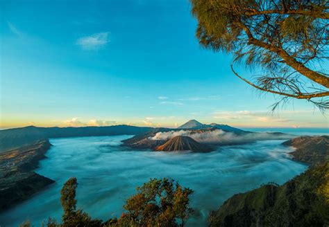 Timelapse: Indonesian Volcanoes at Day and Night by Thierry Legault - Universe Today
