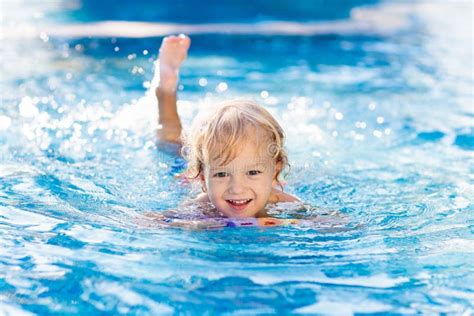 Lernen Zu Schwimmen Kinder Im Swimmingpool Stockfoto - Bild von meer, rücksortierung: 148041416