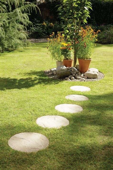 Bradstone Round Stepping Stone – Stepping Stones – Cream Blend – 450diam – Successful Garden Design