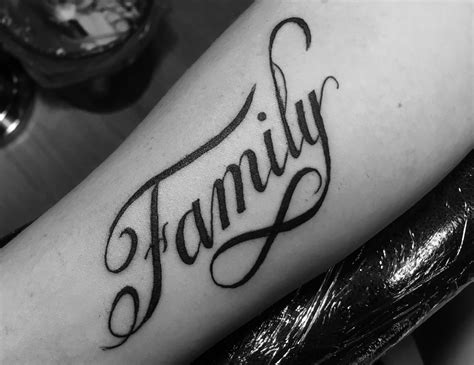 Familia Tattoo Lettering