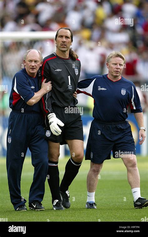 DAVID SEAMAN LEE ALAN SMITH ENGLAND V BRAZIL 2002 ECOPA STADIUM SHIZUOKA JAPAN 21 June 2002 ...