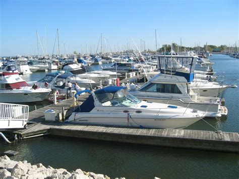 Winthrop Harbor, IL : North Point Marina - northern side. This is the largest harbor on Lake ...