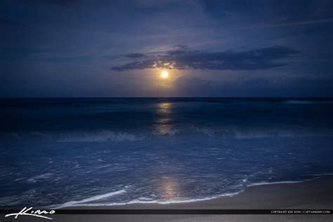 Full Moon Rise Over Ocean at Beach | Royal Stock Photo