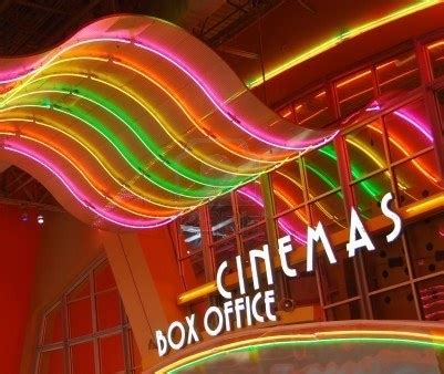 Retro neon sign in movie theater | Iluminação