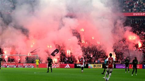 Ajax-Feyenoord wéér stilgelegd omdat toeschouwers vuurwerk op het veld gooien | Voetbal | NU.nl