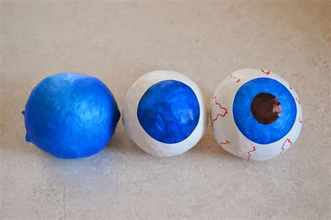 The Almost Perfectionist: Halloween Craft: Balloon Eyeballs