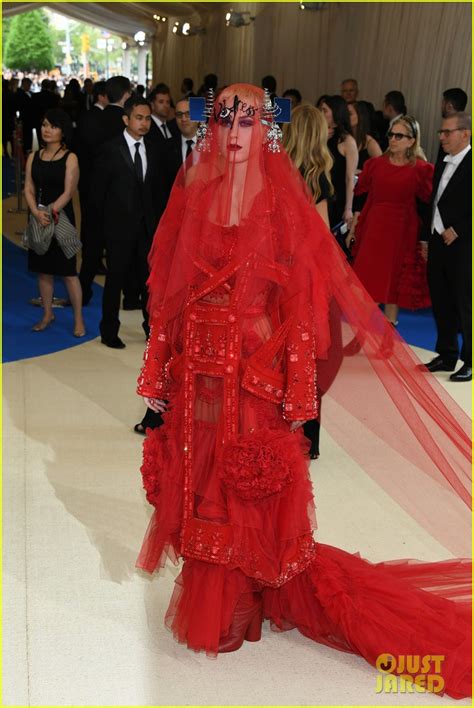 Katy Perry's Met Gala 2017 Dress is a Red Veiled Maison Margiela Look ...