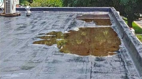 ¿Cómo drenar el agua de lluvia que se queda empozada en el techo de las ...