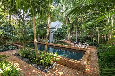 25 Spectacular Tropical Pool Landscaping Ideas