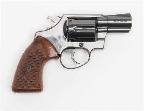 Colt Detective Special DA revolver, .38 Special cal., 2” barrel, blue finish, checkered wood grips