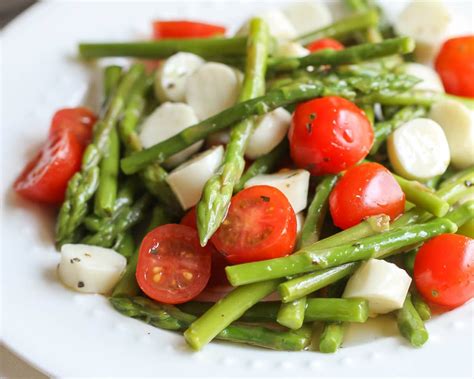 Asparagus Salad with Tomato and Mozzarella | Lil' Luna