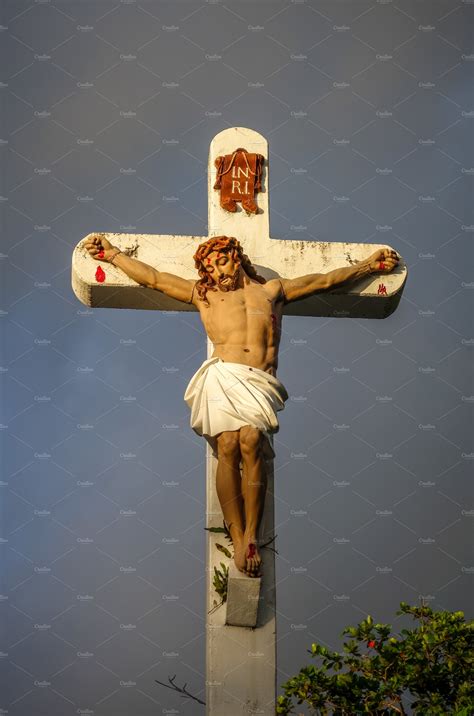 Sculpture Of Jesus Christ On The Cross - HooDoo Wallpaper