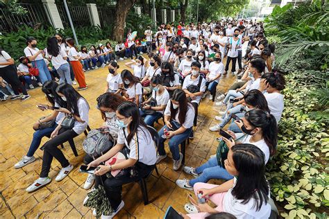 Locked-down Filipino college graduates face gloomy COVID-19 labor ...