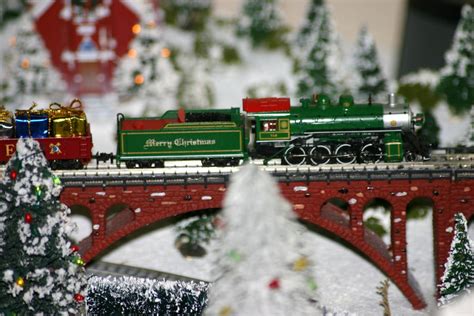 Lou Angelucci’s Christmas N Scale Layout – Small Model Railroads