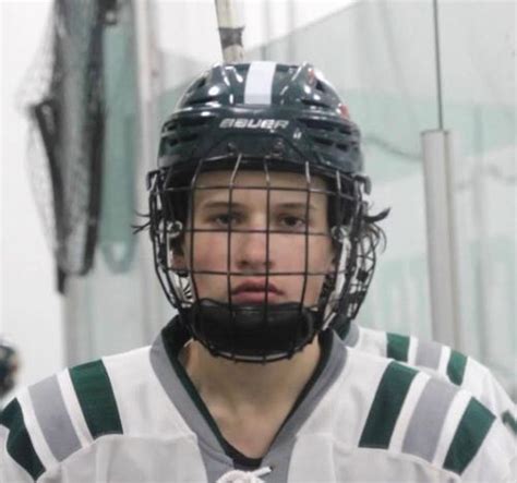 Q&A with varsity hockey player, junior Gibby Grendel – FHC Sports Report