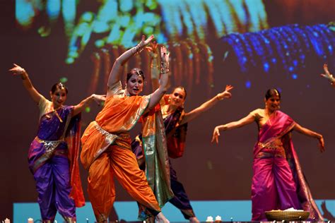 Dancing to the Beats of Lavani: Maharashtra’s Unforgettable Folk Dance ...