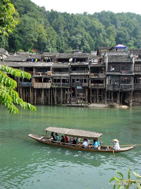 Fenghuang in C China embraces peak tourist season - China.org.cn