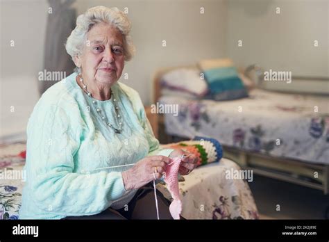 Old women knitting hi-res stock photography and images - Alamy