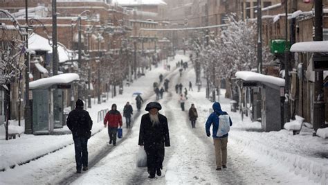 Rare snowstorm blankets Jerusalem, Israeli desert