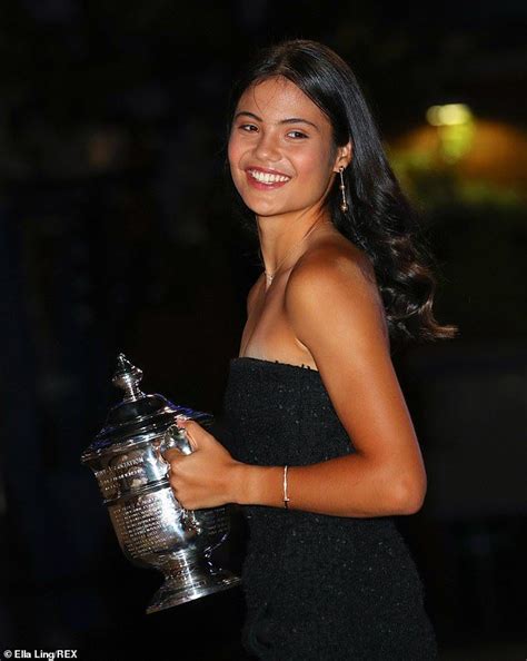 Emma Raducanu, 18, dons black dress and trainers as she shows off Grand Slam trophy | Daily Mail ...