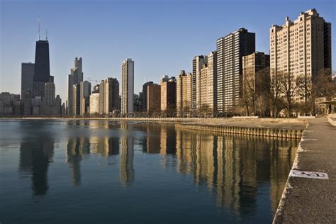 Chicago Refletiu No Lago Michigan Fotos de Stock Royalty Free - Imagem ...