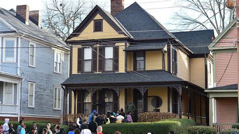 MLK house: Bystanders prevent attempt to burn down Dr King's birth home - BBC News